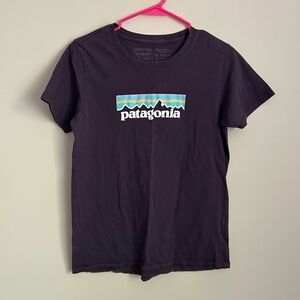Patagonia Organic Cotton Logo Tee Size Small Purple
